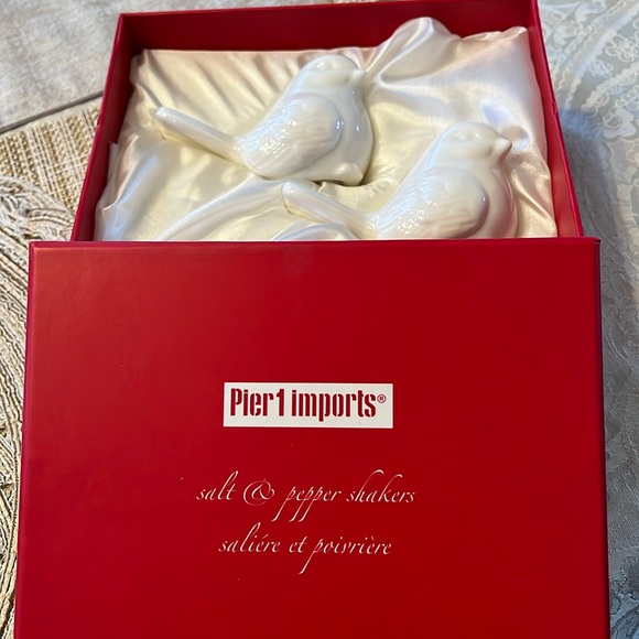 NIB Pier 1 Imports White Birds Salt Pepper Shaker Set Ceramic - Picture 1 of 5